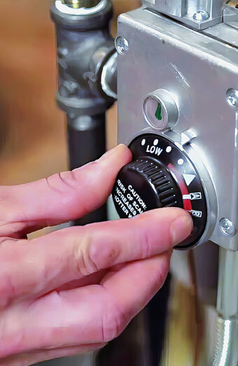 https://carinehotwater.com.au/uploads/2025/06/hot-water-servicing-70418.jpg